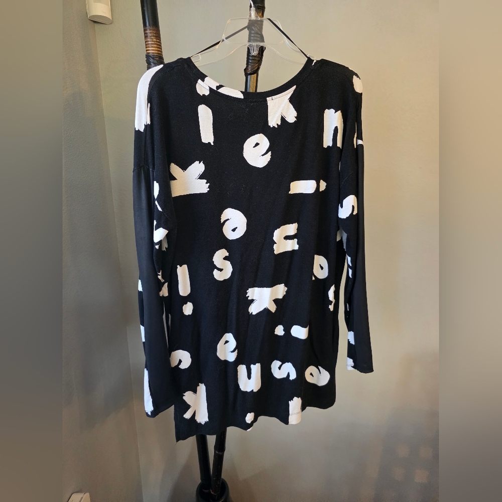 Kensie Black and White Graphic Women's Top